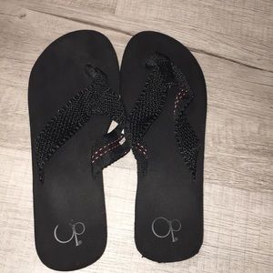 BLACK FLIP FLOPS